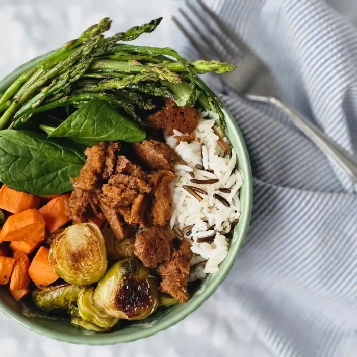 Recette-saute-de-seitan-legumes-rotis-et-sauce-miso_web